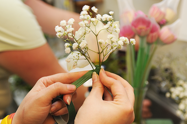 What Do You Use to Cut Flower Stems? A Florist's Guide. — Walden